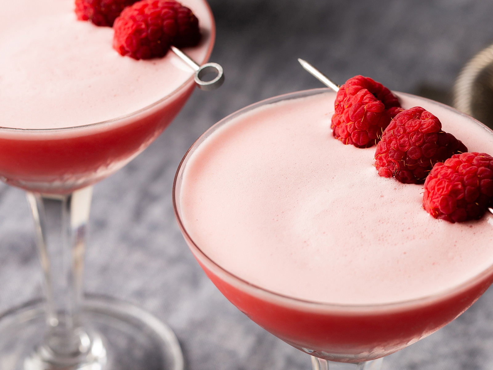 Der »Clover Club« ist ein fruchtiger Twist auf einen Gin Sour