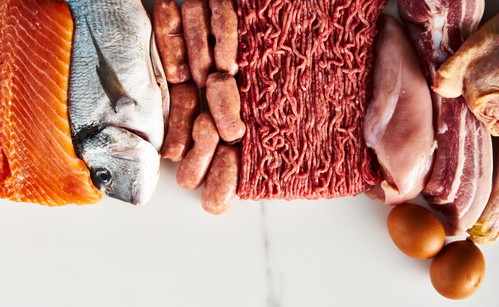 Die Grundnahrungsprodukte eines Menschen auf Carnivore-Diät: Fisch, Fleisch, Eier...
