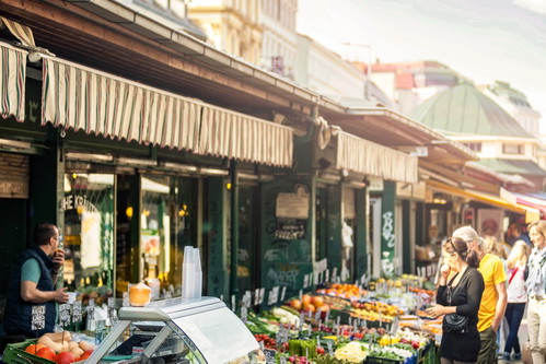Am Naschmarkt treffen Küchen und Kulturen, Wiener und Touristen aufeinander.