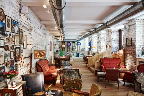Vollpension delights with its ­vintage decor and cakes baked by grandmas.