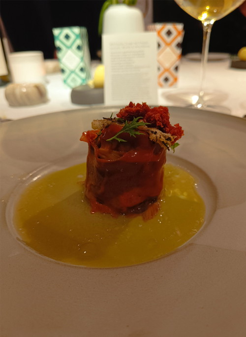 Gewickelte, gepöckelte und confierte Milchkalbszunge mit Kressewurzeln, Marillen Miso und Hirschblüte. 
