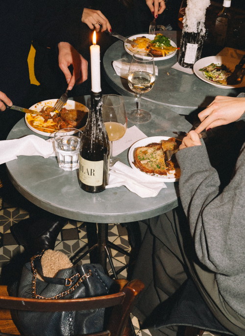Die »Atlas Bar &amp; Kunstgalerie« serviert zu Naturwein und Craftbier Brote und andere Snacks.