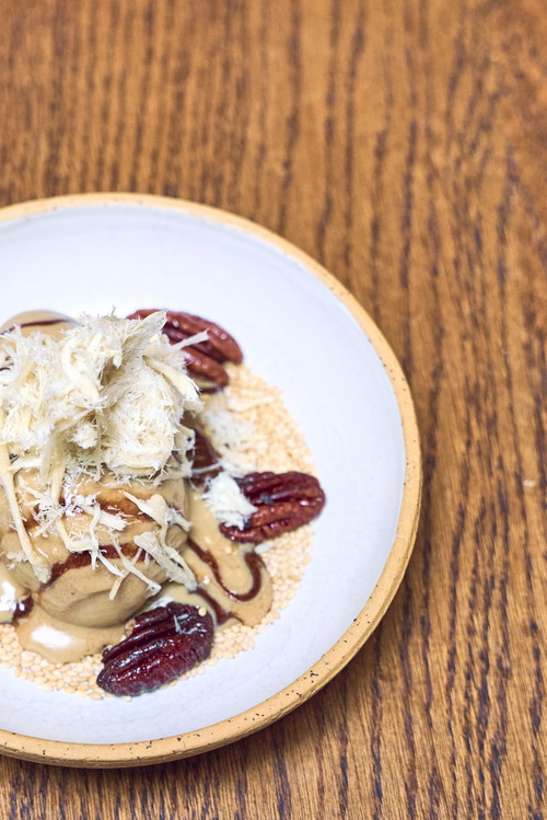 Ein «NENI» Klassiker: gerösteter weisser Sesam, hausgemachtes Muscovado Glace, Har Bracha Halva, rohes Tahini, Dattelsirup und karamellisierte Pekannüsse.