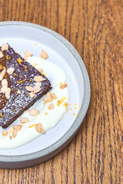 Elior's Chocolate Brownie mit Kardamom, Mandeln, Mascarpone und Tahini Karamell.