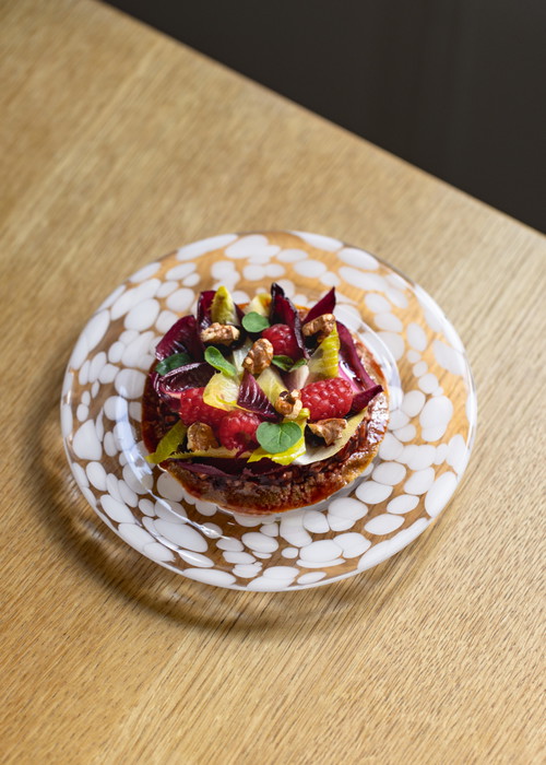 Tostada mit Walnuss-Ricotta, glasiertem Chicorée, mariniertem Chicorée, Brombeeren und Buchweizen-Koji.
