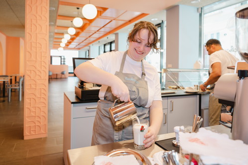 Die 19-jährige Cornelia macht als Barista eine gute Firgur.