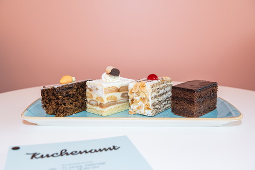 Torten, Kuchen und andere Süßgkeiten bereiten Lehrlinge täglich frisch im »Speiseamt« zu.