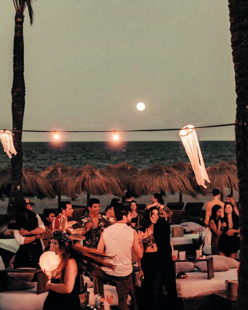 Auf Ibiza geht das echte Leben dann los, wenn die Sonne untergeht: die Clubs und Beachbars der Insel sind weltberühmt.
