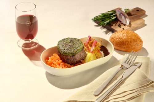 Steak vom Rinderfilet mit Kartoffelpüree, Karottengemüse und Röstzwiebeln.