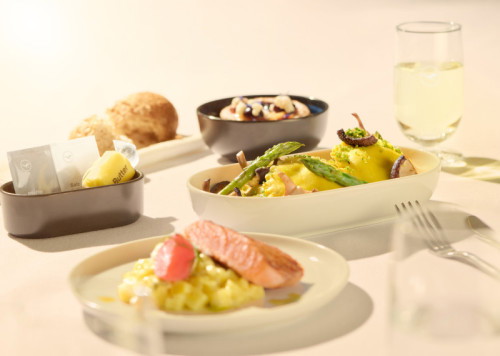 Glasierte Trüffelravioli mit cremiger Trüffelrahmsauce, dazu gebratene Waldpilze, grüner Spargel und knusprige Kräuterbrösel.