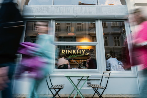 Die »Rinkhy Delikatessen Bar« erinnert an ein französisches Bistro mit umwerfender Austern- und Sardinen-Auswahl.