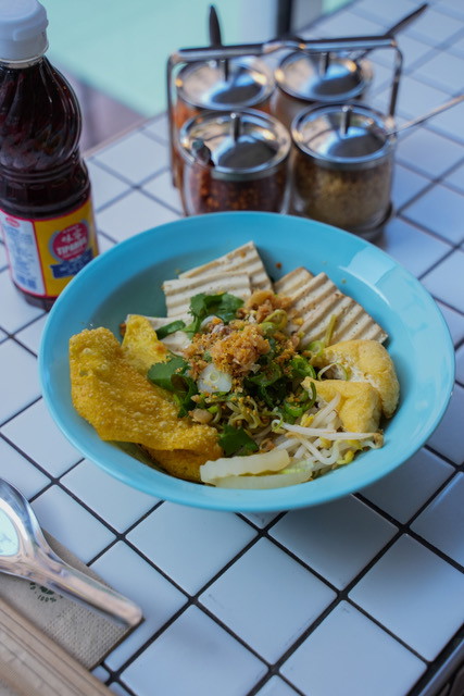 Reisnudeln mit Bio-Tofu, Sojasprossen, Kräutern, Erdnuss, Chilipulver und Limette.