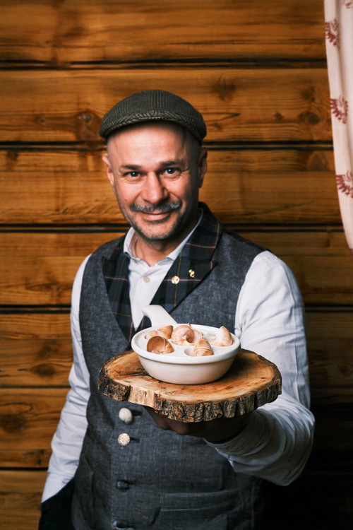Andreas Gugumuck kreiert in seiner Gartenbar Weinbergschnecken für Gourmets.
