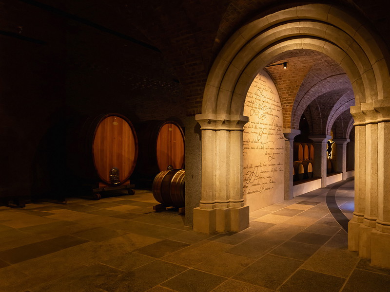 In den eindrucksvollen Kellergewölben des Weinguts Schloss Gobelsburg reift auch der St. Laurent Reserve zur Perfektion heran.