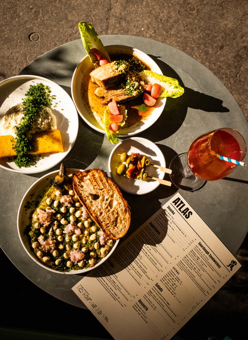 Die »Atlas Bar &amp; Kunstgalerie« serviert zu Naturwein und Craftbier Brote und andere Snacks.
