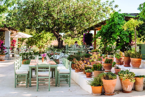 Romantisches Setting und feine mediterrane Küche: das Restaurant »Aubergine by Atzaró« ist eines der besten »rural restaurants« im Hinterland Ibizas.