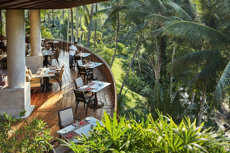 Inmitten eines atemberaubenden, acht Hektar großen tropischen Regenwaldes liegt das »Ayung Resort« in der Nähe von Ubud. Kulinarisch zeichnet der balinesische Chefkoch Made Lugra verantwortlich.