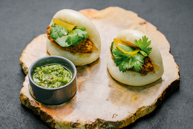 In eindrucksvollem Ambiente werden im »Merah Putih« kreative Gerichte serviert, die mit traditionellen Gewürzen und indonesischen Aromen experimentieren.