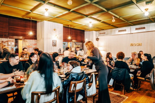 Geselliges Essen wie zu Hause im »Nosh«, gereicht werden Mezze, Sandwiches, Fleisch-und Fischgerichte.