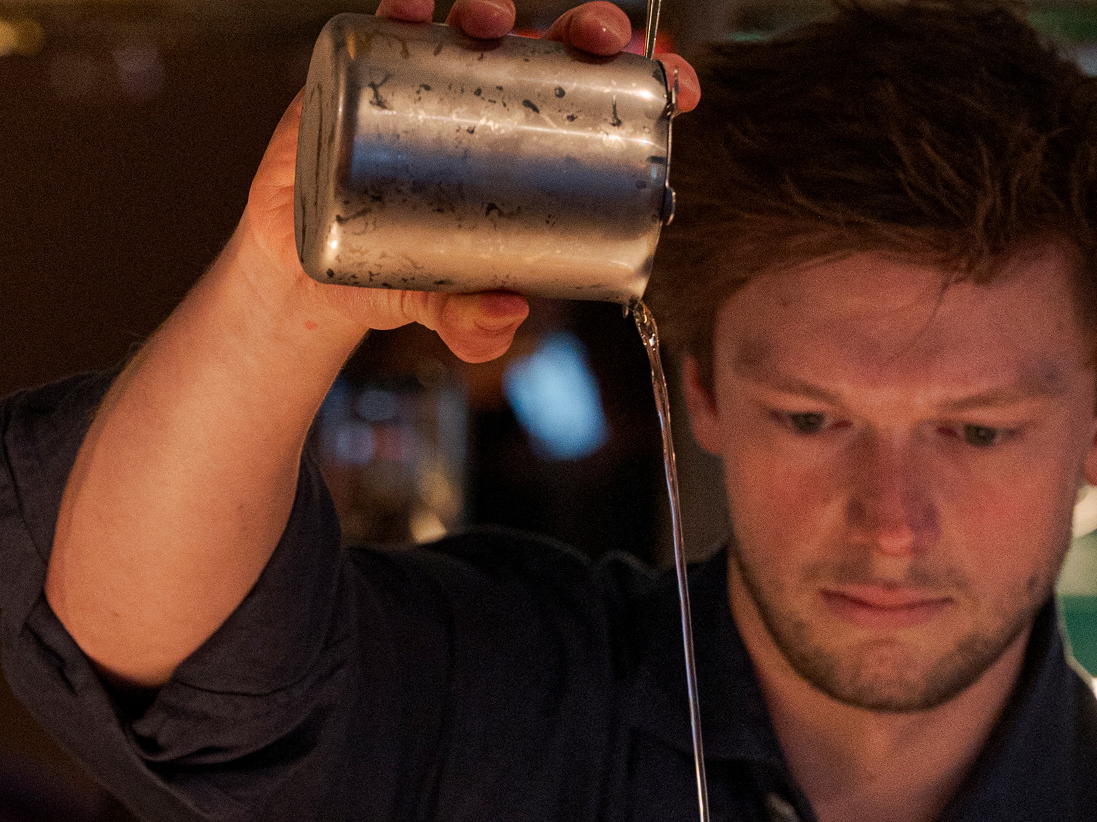 Marcus Volsa ist Head Bartender in der »Belétage Bar« und verbindet impressionistische Einflüsse mit hochkarätiger Cocktailkunst.