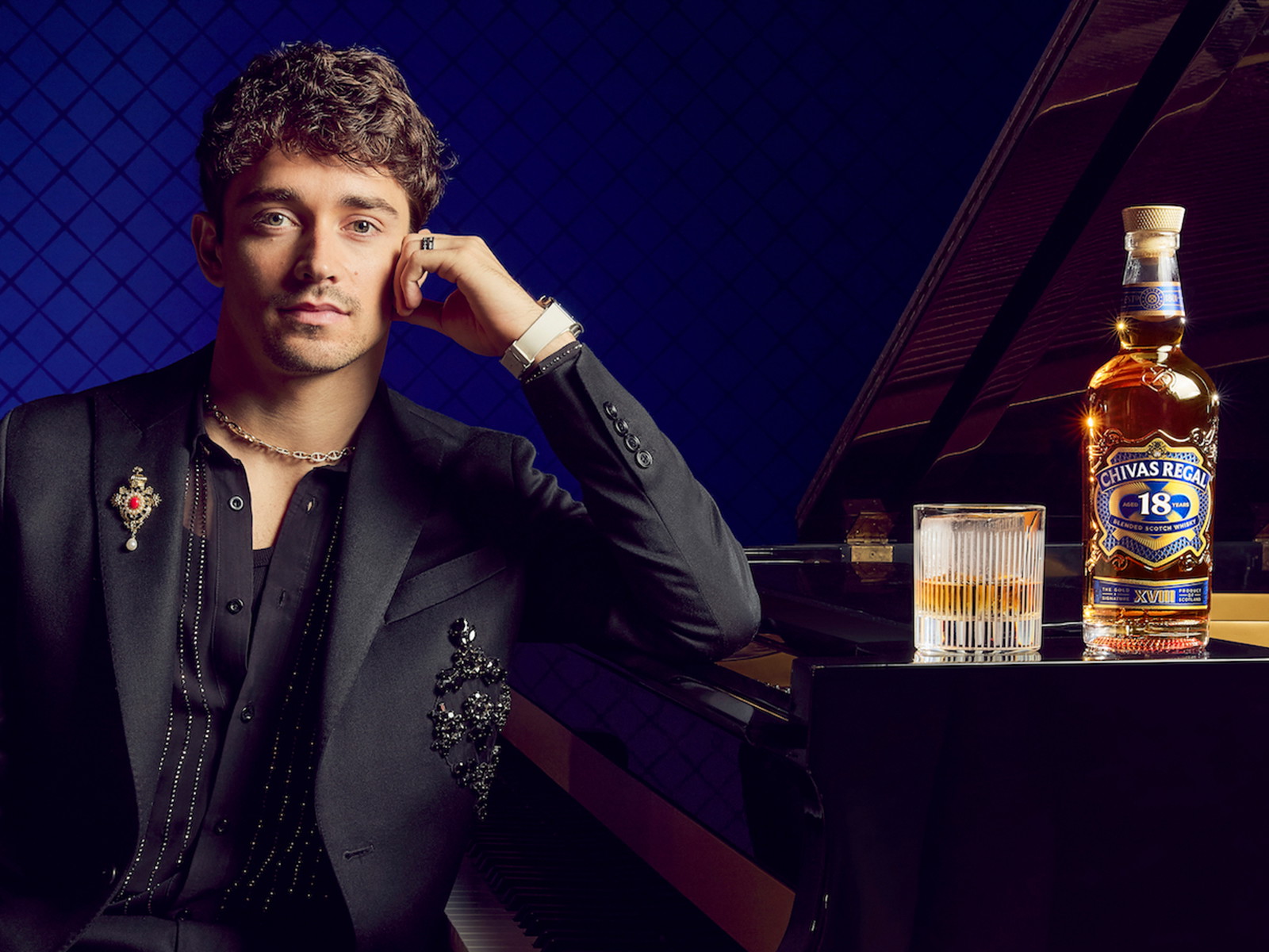 Piano und Whisky statt Cockpit und Rennstrecke: Formel-1-Fahrer Charles Leclerc ist der neue Global Brand Ambassador von Chivas Regal.