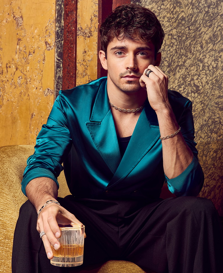 Als talentierter, selbst erlernter Pianist und Komponist hat Charles Leclerc in den vergangenen Jahren bereits mehrere eigene Stücke veröffentlicht. 