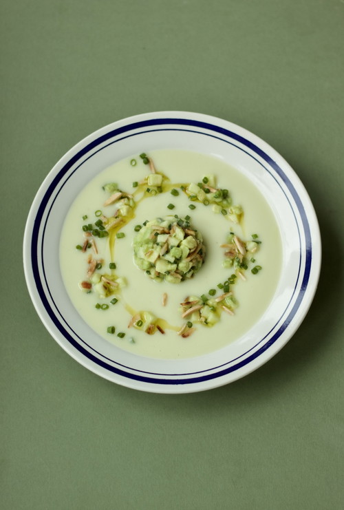Kremige Kohlrabisuppe mit Apfel-Avocado-Tatar und Mandeln