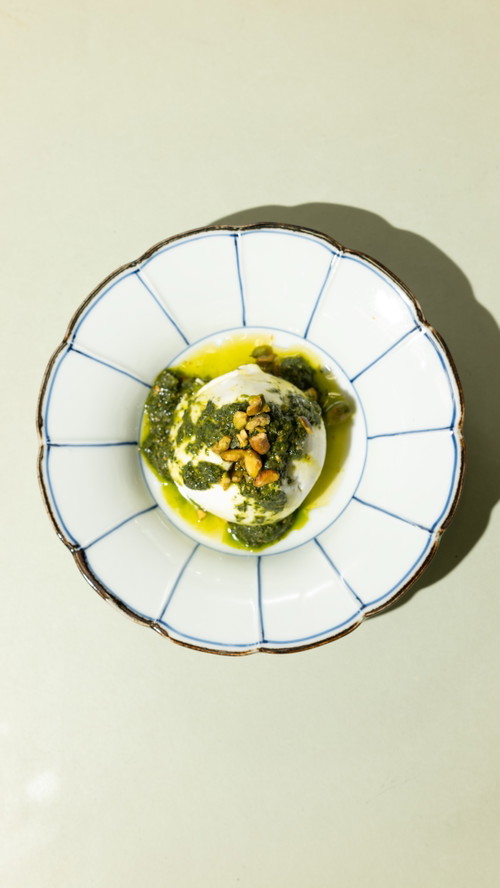 Burrata mit Shiso Pesto, Pistazie und Olivenöl.