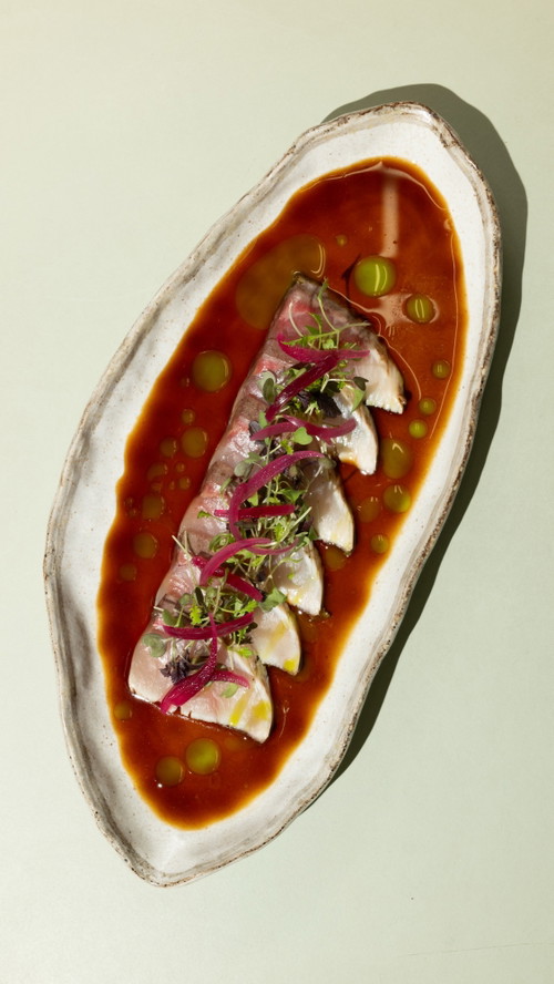 Sashimi vom Hamachi Crudo mit Bergamotten-Ponzu und Kapern.