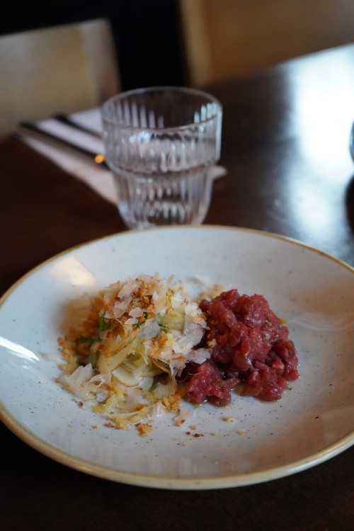 Handgeschnittenes Tatar mit Topinambur, Cedro, Pecorino und Panko.