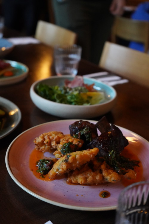 Short Ribs mit Maisfritter und Chimichurri Sauce.