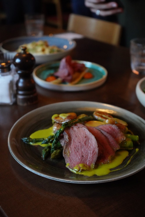 Tagliata mit Wildspargeln, Frühlingskartoffeln und einer Bärlauch-Hollandaise.