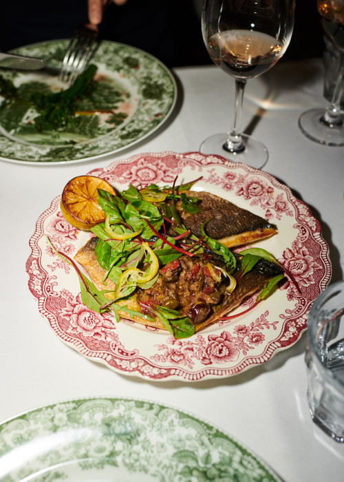 Butterfly Dorade Royale mit Kalamata Salsa verde und Kokosessig.
