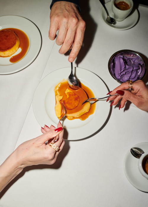Leche flan tagalog mit Kondensmilch und violettes Kokos-Softice mit Ube.