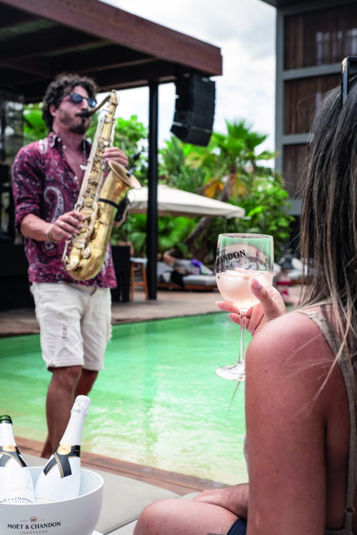Die Partystimmung
am Pool hält dank
DJ-Sounds den ganzen 
Tag über.