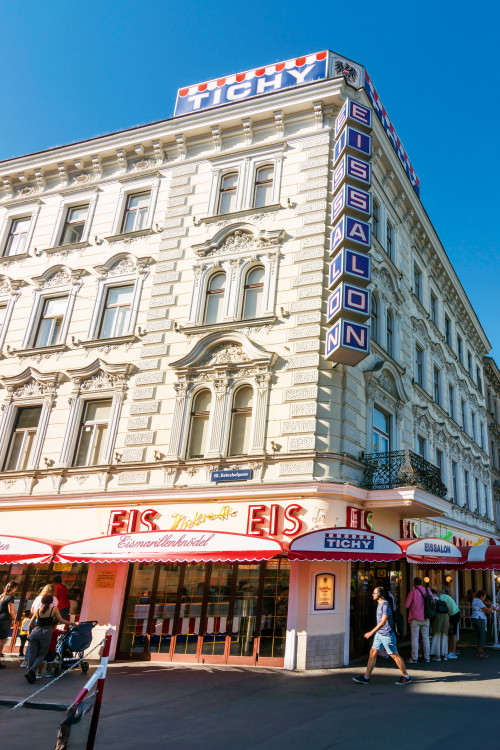 Der Eissalon »Tichy« am Reumannplatz.