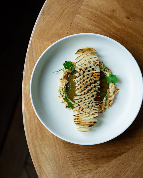 Gegrillter Kohlrabi, Ingwer-Aguachile, Kartoffel-Oliven-Creme, gebratene Erdnüsse.