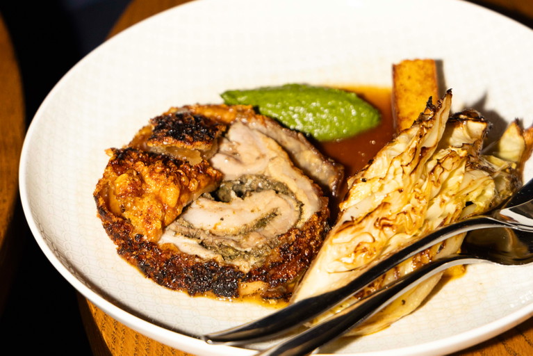 »Collina am Berg«: Die knusprige Porchetta dreht sich am Spieß und ist das Signature Dish.