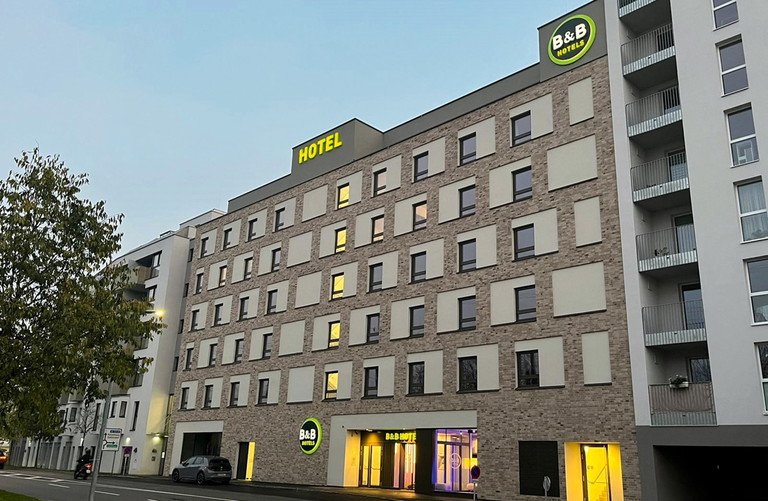 Die internationale Hotelkette »B&amp;B« investiert in den Standort St. Pölten: Sie hat hier eines ihrer neuesten Häuser mit 105 Zimmern
eröffnet.