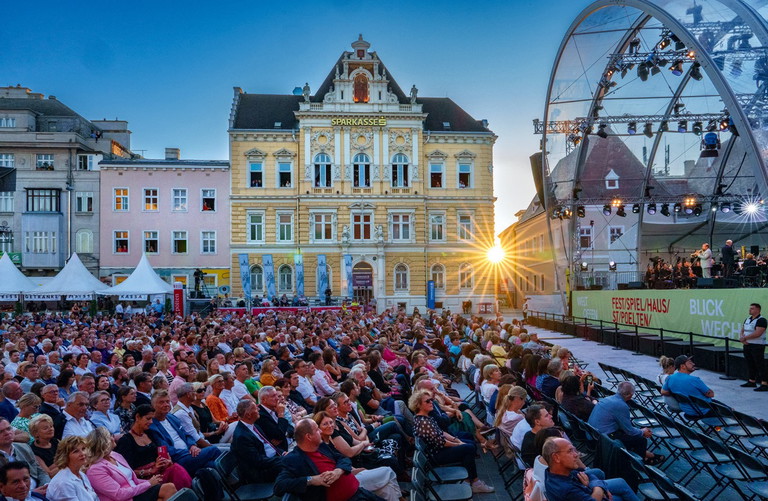 Enge Verbundenheit mit der Stadt: In einem repräsentativen Gründerzeitgebäude am Domplatz liegt die Zentrale der Sparkasse, die heute 32 Filialen in ganz Niederösterreich zählt.