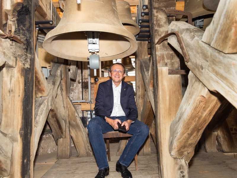 Das Glockenspiel im Turm des Rathauses erklingt seit dem Jahr 2022. Alles hochmodern: Der Bürgermeister kann es mittels App steuern.