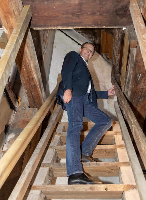 Hoch im Glockenturm des Rathauses verbirgt sich das hochmoderne Glockenspiel.