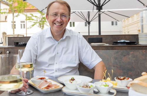 Weißwein, Tapas und eine gute Aussicht: Stadler bei einer Verschnaufpause im »das römer« am neu gestalteten Domplatz. 