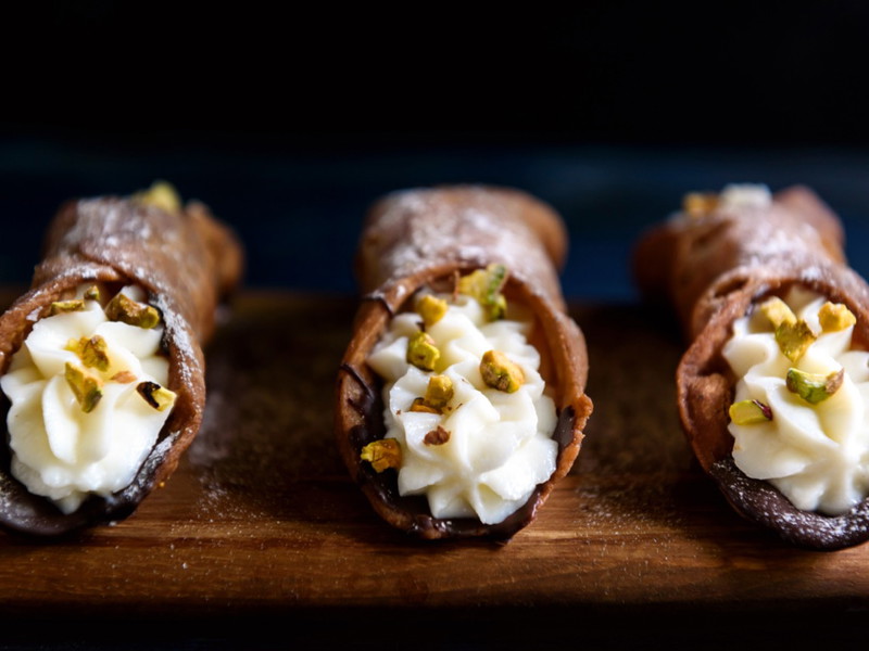 Kultobjekt Cannolo: Ein Schmalzgebäck, gefüllt mit einer süßen cremigen Füllung, die Ricotta, Vanille, Kakao oder kandierte Früchte enthält.