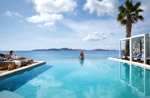 Im »Mykonos Grand« genießt man den Ausblick auf das Meer direkt vom ebenso blauen Pool aus. 