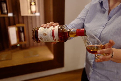 Ein 21-jähriger „Benromach“ als Willkommensschluck und Vorgeschmack auf die Raritäten im neuen Whisky-Tresor.