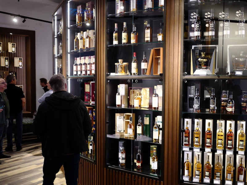 Wie in einem Museum der Whisk(e)y-Raritäten: Die Währinger Straße 65 prunkt auch mit der Präsentation.