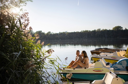 Am großen Viehofner See kann man Ruhe und Natur genießen. Ein Großteil des Areals ist seltenen Vogel- und Libellenarten vorbehalten.