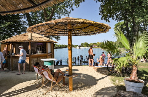 Die »See Lounge« am Ratzersdorfer See bietet nicht nur gutes Essen, sondern auch eine Beach-Bar und einen Sandstrand.