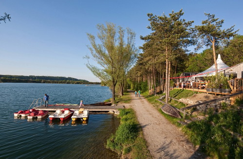 Die »Seedose« am Ostufer des großen Viehofner Sees
ist Restaurant und Bootsverleih in einem.